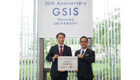 東北大学大学院情報科学研究科長の加藤寧氏（左）、パナソニックホールディングス知的財産本部本部長の松阪博実氏（右）
