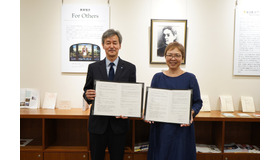 フェリス女学院大学の小檜山学長（右）と横浜国立大学の梅原学長（左）