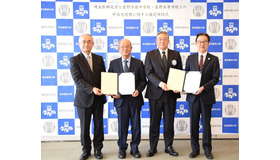 写真左から、松田友宏氏（星野高等学校校長）、星野誠氏（星野学園理事長・星野学園中学校校長）、丸木清之氏（埼玉医科大学理事長）、竹内勤氏（埼玉医科大学学長）