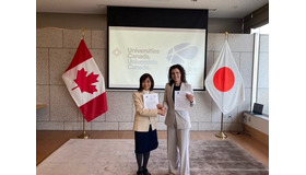 協定書の受け渡しを行う佐々木泰子国立大学協会副会長（左）とJulia Scottカナダ大学協会副会長（右）