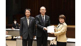 左から：永田大学分科会長、荒瀬中教審会長、阿部俊子文部科学大臣