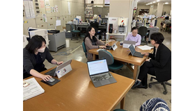 職員室内の「学びあいスペース」のようす