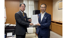 大野元裕埼玉県知事（左）が矢野和彦文部科学審議官（右）へ要望書を手交