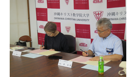 協定書に署名する小檜山学長（左）と金理事長・学長（右）