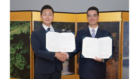TikTok Japan執行役員公共政策本部長の安永修章氏（左）と学校法人洗足学園法人本部長の前田英三郎氏（右）
