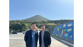 利島村教育委員会の三室哲哉教育長（左）と国際エデュテイメント協会代表理事の森俊介氏（右）