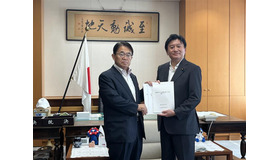 武部新 文部科学副大臣【右】に要請書を手交する大村秀章 文教・スポーツ常任委員会委員長（愛知県知事）【左】