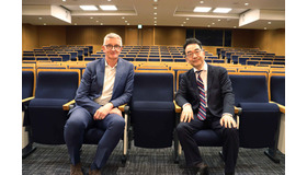 東京外国語大学 大学院 総合国際学研究院 教授の投野由紀夫氏（右）と、ピアソンのGlobal Scale of English シニア・ディレクター マイク・メイヤー氏（左）