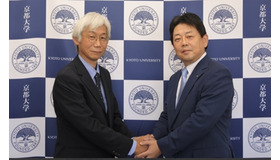 京都大学の引原隆士理事・副学長（左）とNTT西日本の桂一詞副社長（右）