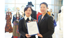 文化服装学院校舎ロビーにて撮影。文化服装学院・相原幸子校長（左）と藤村女子・高橋あゆち理事長（右）