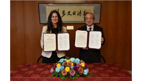 Sahinde Pala氏（左）と仲谷総長（右）