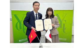 左より、訪問団代表Tran Huy Thinh （トラン・フイ・ティン）先生、宮城悦子副学長