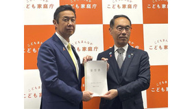 要望書を手渡す大野元裕埼玉県知事【右】と黄川田仁志内閣府特命担当大臣【左】