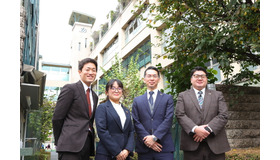 郁文館夢学園法人管理本部人材開発室室長の藤井崇史氏（右から2番目）、同室主任の榊原賞氏（右端）、同室所属の滝井徹也氏（左端）、理科講師で同室に加わる井内かおり氏（左から2番目）