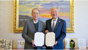協定締結式、白樺学園高等学校の嶋野幸也校長（左）と片柳学園の千葉茂理事長（右）