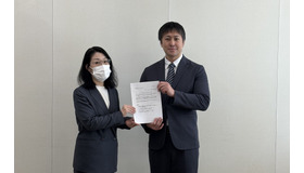 文部科学省 初等中等教育局児童生徒課 生徒指導室長（左）に、すららネット 子どもの発達支援室 室長 佐々木章太氏（右）から要望書を提出