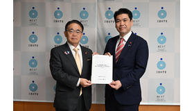 松本大臣（右）に要請書を手交する大村委員長（愛知県知事）