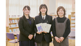左から、教務主任・佐々木範子氏、3年生の堀なつきさん、図書館司書の志田歩唯氏