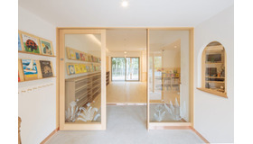 運営する「モリオカえほんの森保育園」の玄関