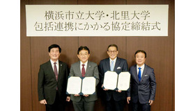 包括的連携協定　締結のようす（左より、石川義弘学長、近野真一理事長、浅利靖理事長、砂塚敏明学長）