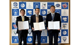 左から、泉理彦 鳴門市長、古屋輝周 KJホールディングス執行役員、阿部孝弘 鳴門市教育長