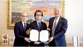 協定締結式での（写真左より）東京工科大学の香川学長、新渡戸文化高校の小倉校長、片柳学園の千葉理事長