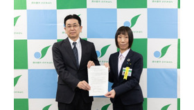 相模原市本庁舎にて調印式