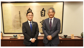 京都大学 湊長博 総長（左）とNTT西日本 北村亮太 代表取締役社長（右）