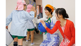 終演後に子供たちとハイタッチ