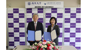 締結式のようす（左：麻布大学 村上学長、右：山脇学園中学校・高等学校 西川校長）