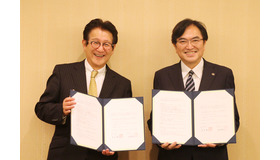 平間宏一横浜学院理事長・院長（左）、西原廉太立教大学総長（右）