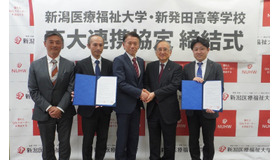 写真左から 新発田高等学校・上山崇教諭、太田雄介教諭、石黒浩司校長、新潟医療福祉大学・西澤正豊学長、中原英伸事務局長