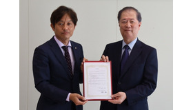 締結した協定書を掲げる（左から）加計理事長、藤原館長