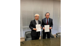 （左）明治学園髙橋英樹学園長、（右）早稲田大学大学院情報生産システム研究科の荒川雅生科長