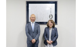 中央エンジニアリング代表取締役社長石田（左）と京都産業大学在間敬子学長（右）