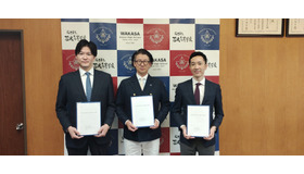 調印式のようす（左から小学館集英社プロダクション上根邦靖氏、福井県立若狭高等学校校長渡邉久暢氏、ネットアドバンス大和田啓太氏）