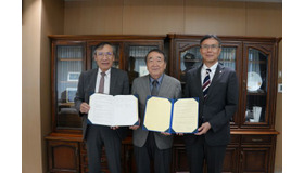 左：北陸先端科学技術大学院大学学長 寺野稔氏中：共立女子学園理事長 清水潔氏右：共立女子大学学長　佐藤 雄一氏