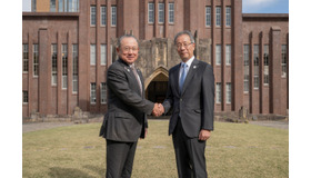 大成建設の田中会長（左）と東京大学藤井総長（右）