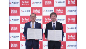 大谷大学の木越康学長（左）と櫛引雄一京都市保育園連盟理事長（右）