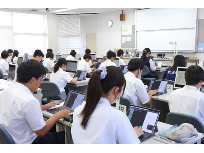 Copilot×Surfaceで学ぶプログラミング、佐賀県立致遠館高等学校が挑む生成AI活用 画像