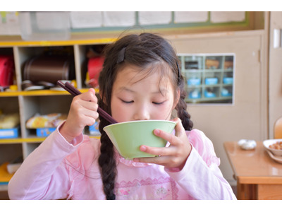 開始から1か月の「学校給食費の抜本的な負担軽減」、長期欠食の児童に対する支援は？ 画像
