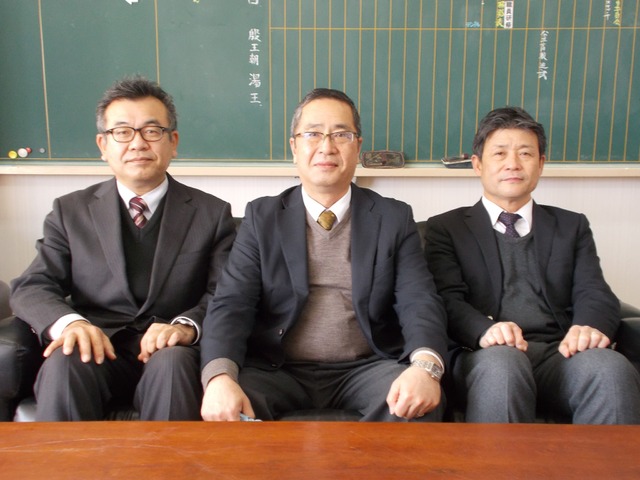 鹿児島市立谷山中学校（左から）松永裕幸教頭、草野芳人校長、平國弘明教頭