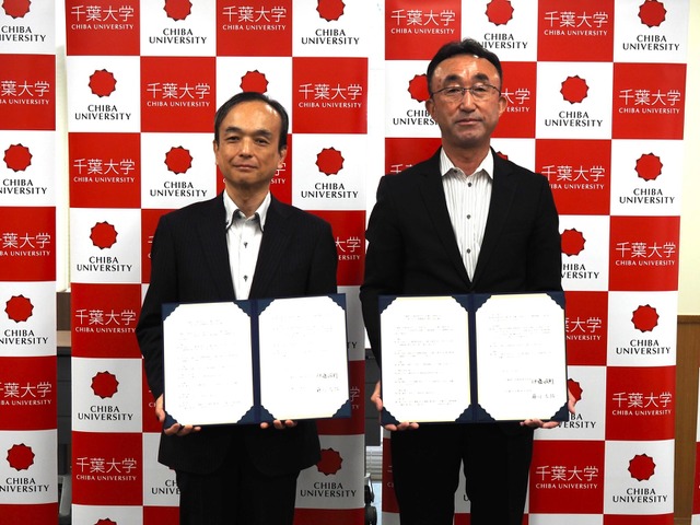 （左）藤川教育学部長、（右）伊藤成東高等学校長