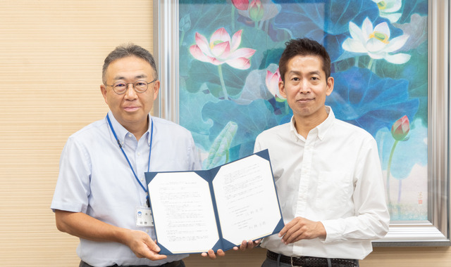 新潟県教育委員会 佐野哲郎教育長（左）とnote 加藤貞顕代表取締役CEO