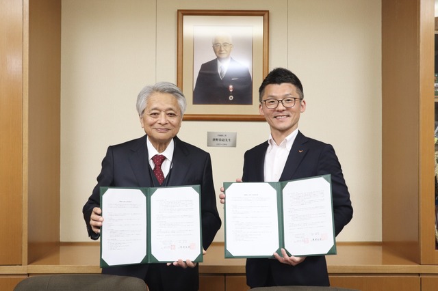 東福岡学園理事長の德野光博氏（左）、グローバルウィザス代表取締役社長の鈴木貴之氏（右）