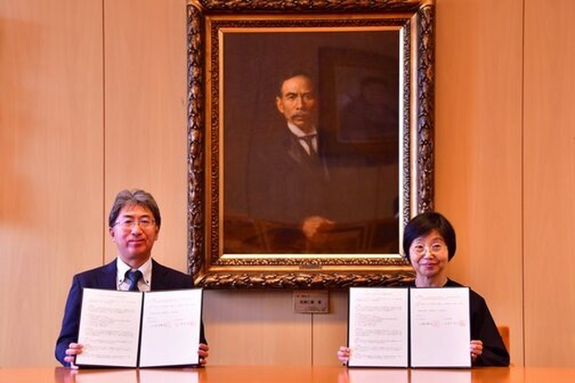 十文字中学・高等学校の横尾康治校長（左）、日本女子大学の篠原聡子学長（右）