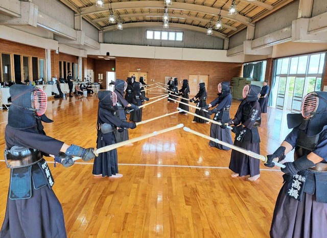 剣道の練習に取り組む学生たち