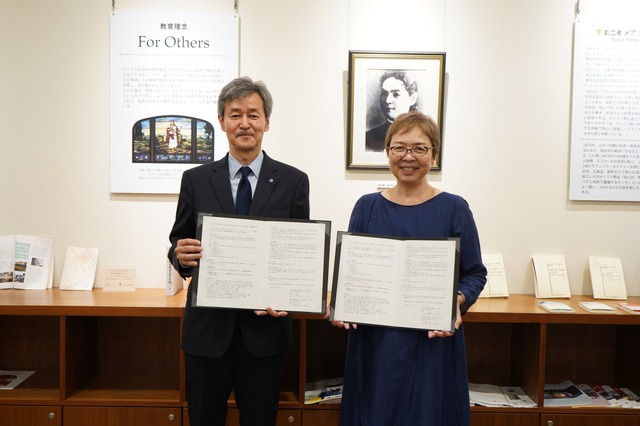 フェリス女学院大学の小檜山学長（右）と横浜国立大学の梅原学長（左）