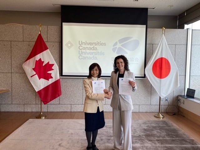 協定書の受け渡しを行う佐々木泰子国立大学協会副会長（左）とJulia Scottカナダ大学協会副会長（右）