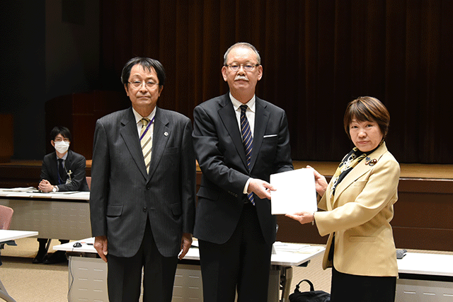 左から：永田大学分科会長、荒瀬中教審会長、阿部俊子文部科学大臣